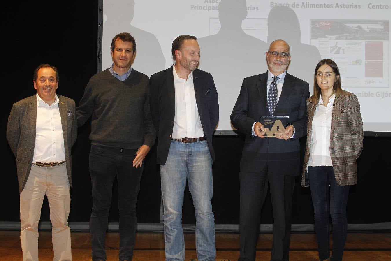 Juan Jose Cima, Ángel Purón, Luis Canal, Juan Luis Núñez, Banco de Alimentos de Asturias ganadora Premio Mejor Web Institucional de Asturias 2015 junto a Ana Fernández, responsable de Marketing Digital en EL COMERCIO y miembro del jurado