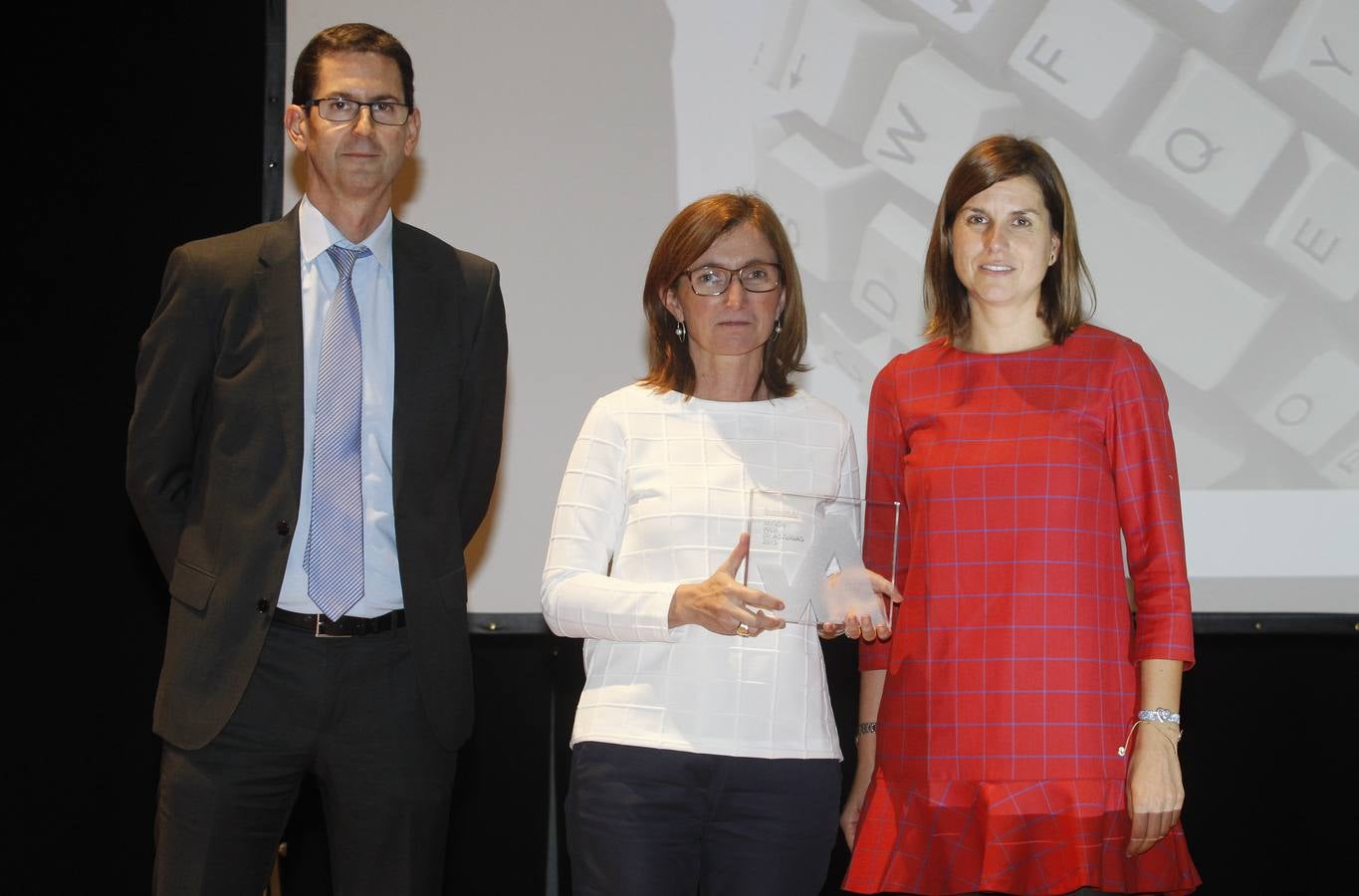 Premio Mejor Web de Asturias 2015 para EDP. Gregorio Ezama, Director Gerente de EL COMERCIO junto a Yone Aldasoro y Lorena Fanjul, EDP Energía