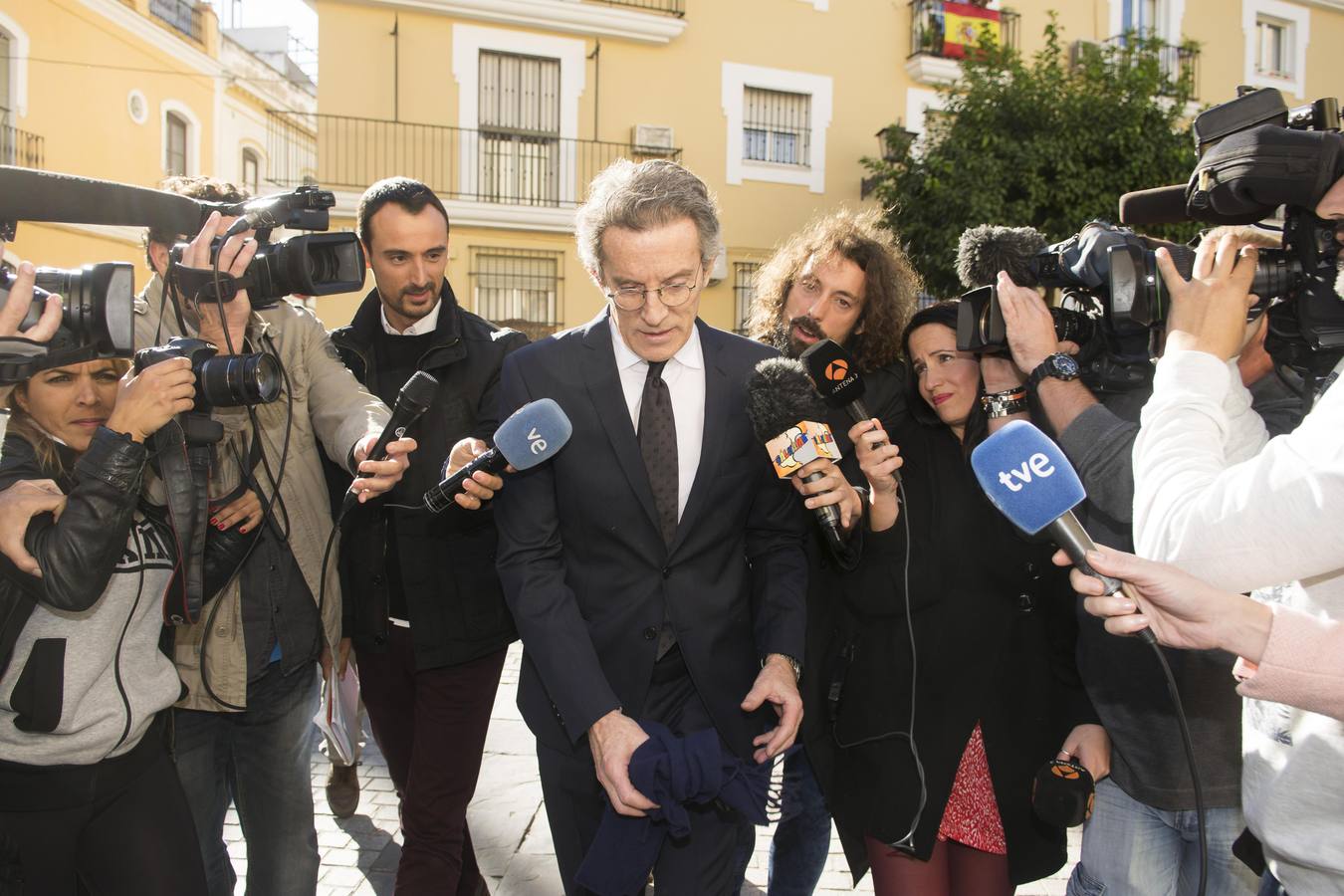 El viudo de la duquesa de Alba, Cayetana Fitz-James Stuart, Alfonso Díez, rodeado de periodistas a su llegada a la iglesia.