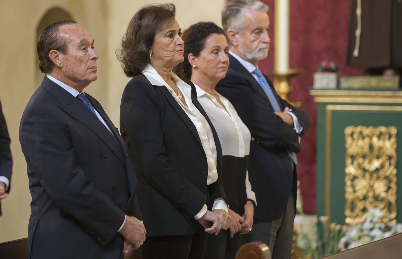 El torero Curro Romero (i) acompañado de su esposa e íntima amiga de la duquesa, Carmen Tello (2i), y del que fue su médico Francisco Trujillo (d).