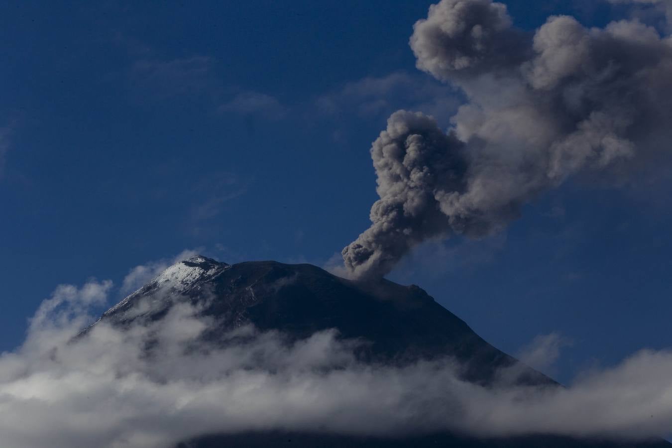 El volcán Tungurahua, en Ecuador, amenaza con ceniza