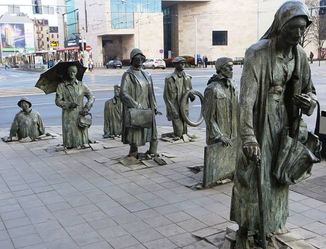 “El monumento de un transeúnte anónimo“, representa la esclavitud de los ciudadanos durante el comunismo.