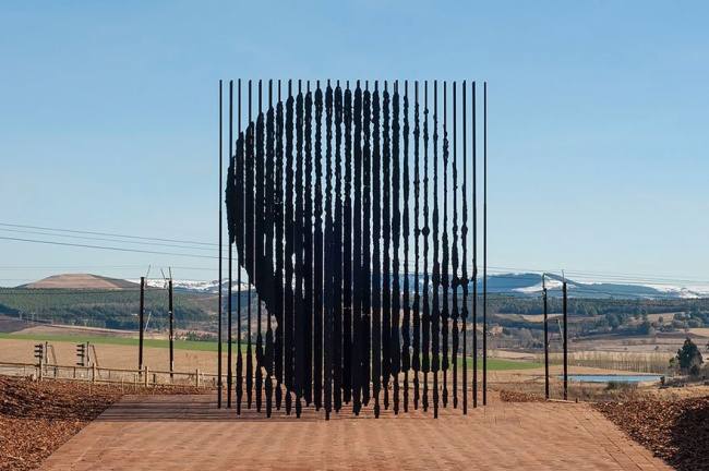 “Liberación” (Release), monumento a Nelson Mandela: 50 placas de hierro como recordatorio a los 50 años trascurridos al 2012 luego de su captura en 1962.