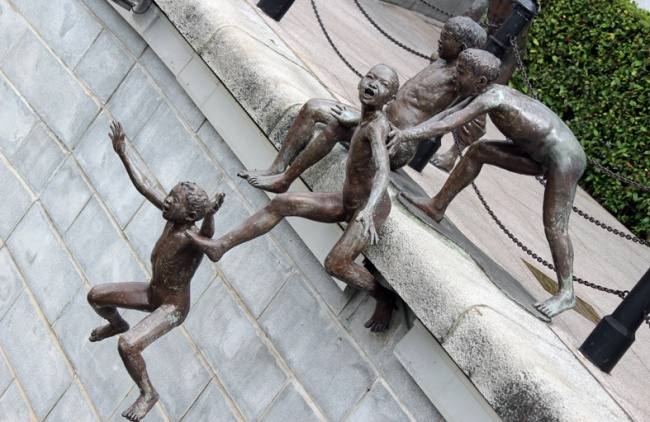 ”Primera generación“, representa la vida en torno al río Singapur en el Puente Cavenagh.