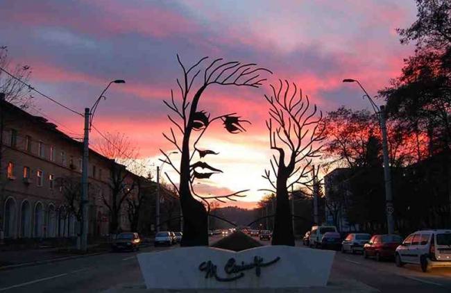 Monumento al poeta rumano Mihai Eminescu, la precisión de sus rasgos en la escultura es notable