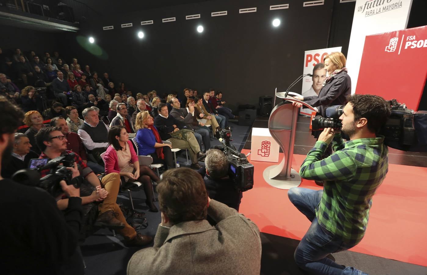 Elena Valenciano, en el mitin del PSOE en Avilés