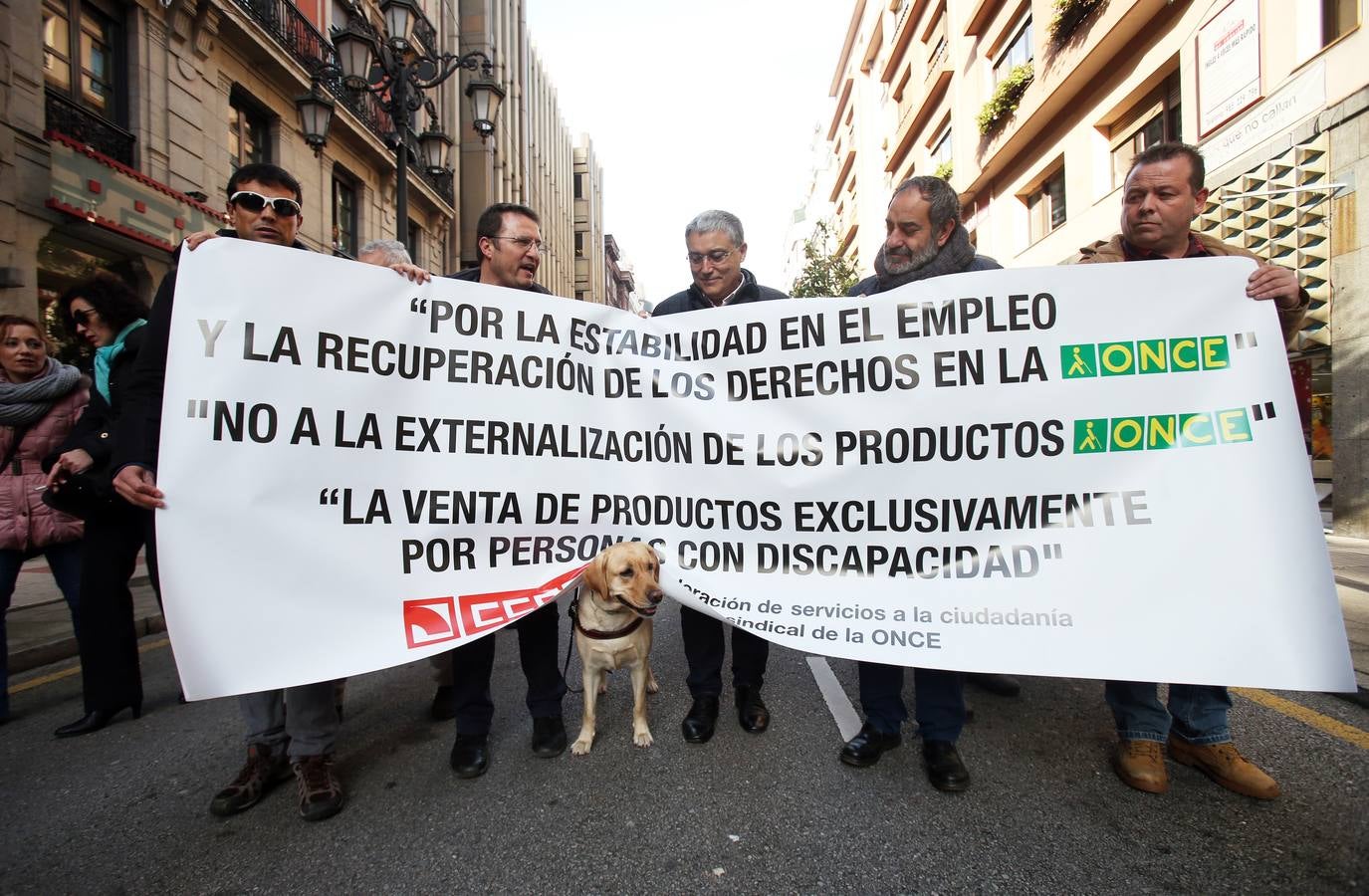 Los vendedores de la ONCE se manifiestan en Oviedo