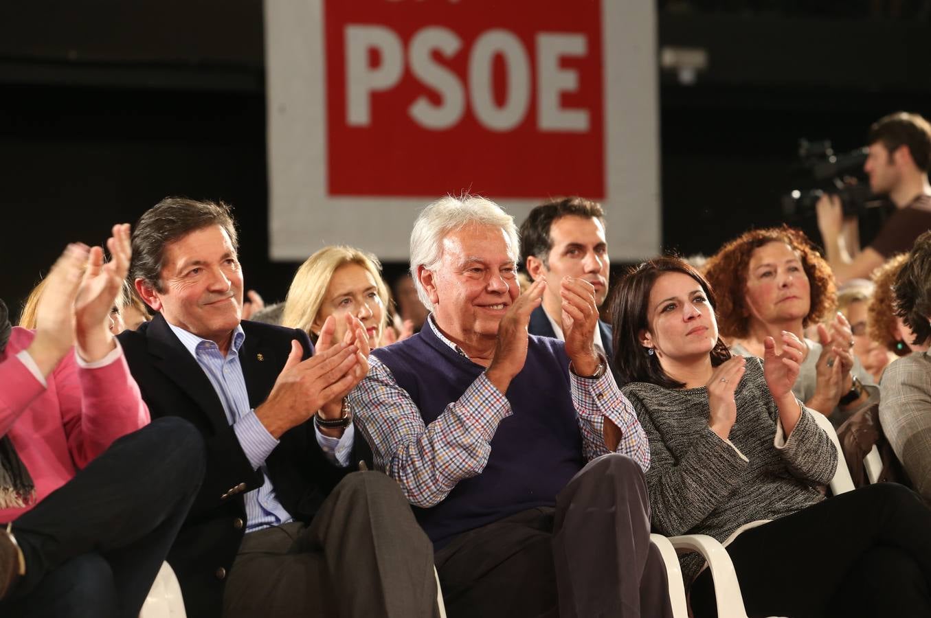 Felipe González carga contra Podemos en el mitin de Oviedo