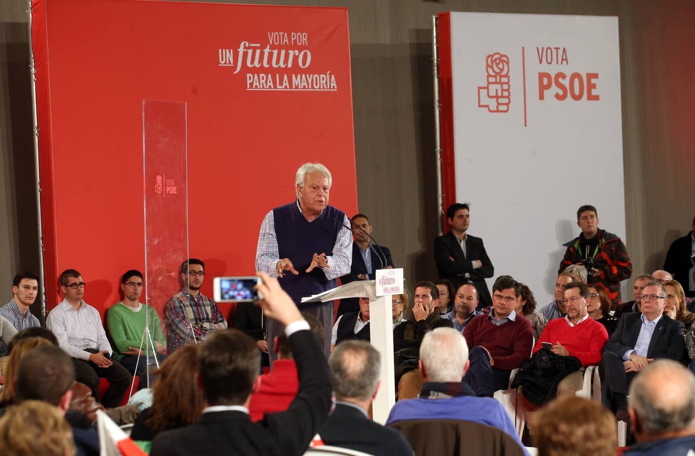 Felipe González carga contra Podemos en el mitin de Oviedo