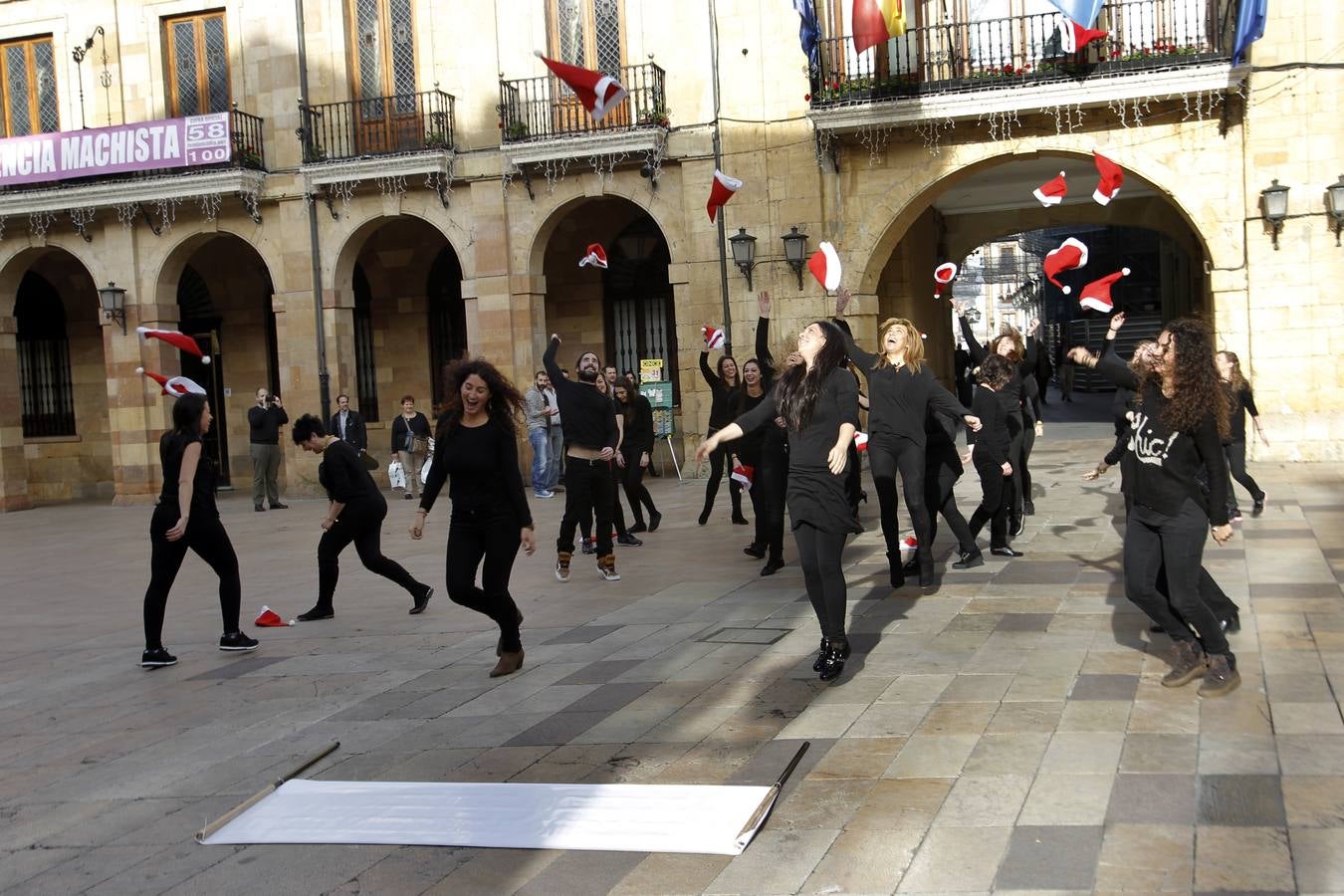 Los comerciantes del Oviedo Antiguo se echan un baile