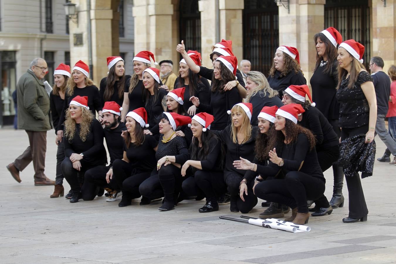 Los comerciantes del Oviedo Antiguo se echan un baile