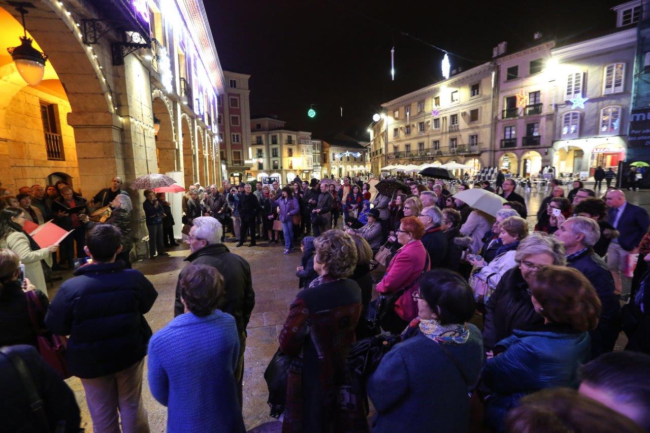 Felicitación musical de LA VOZ DE AVILÉS y Contracanto