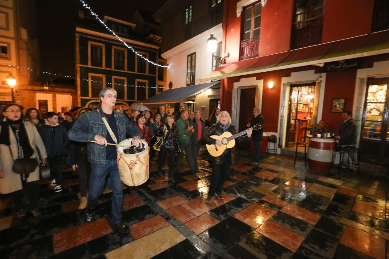 Felicitación musical de LA VOZ DE AVILÉS y Contracanto