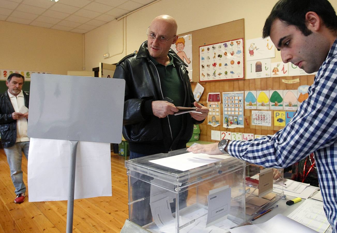 Los asturianos acuden a las urnas