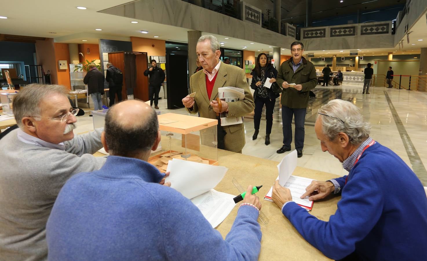 Los asturianos acuden a las urnas