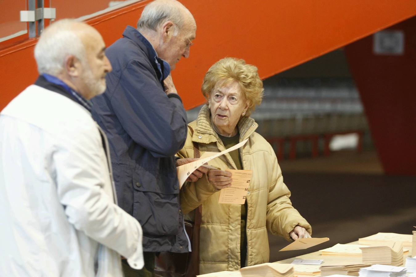 Los asturianos acuden a las urnas