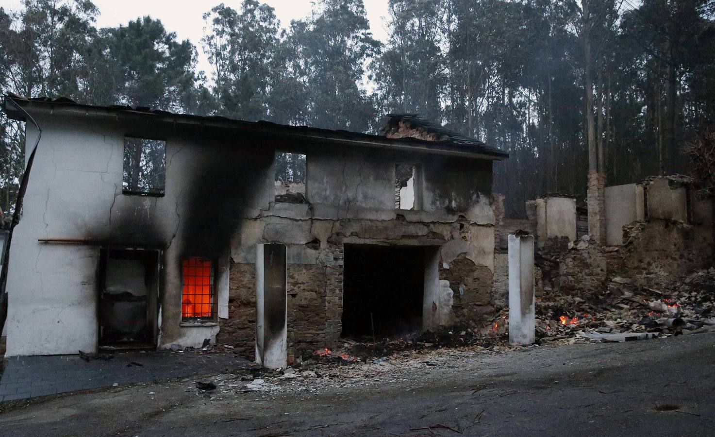 Una casa ardiendo en El Franco.