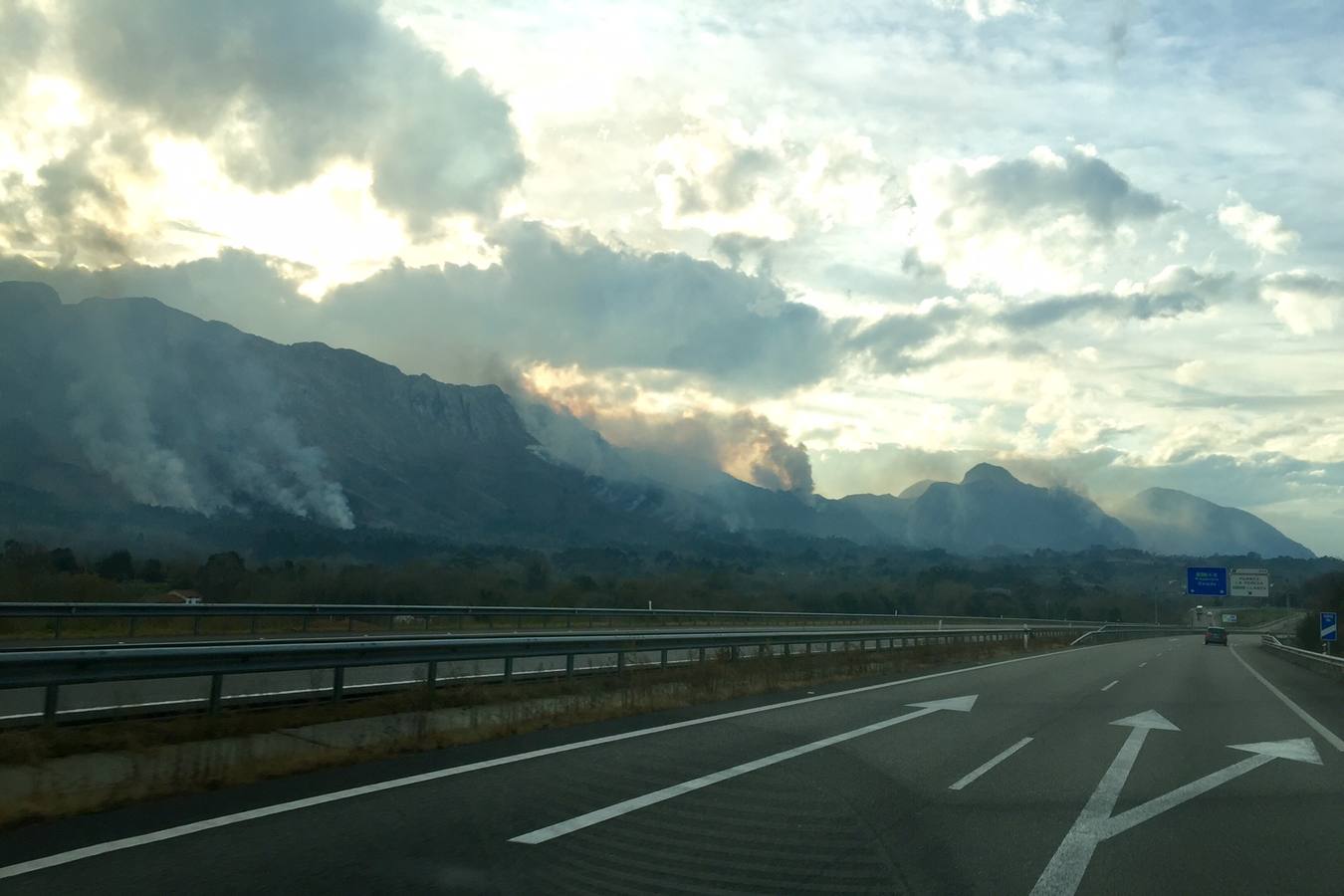 El fuego, de Asturias al País Vasco, por la autovía del Cantábrico