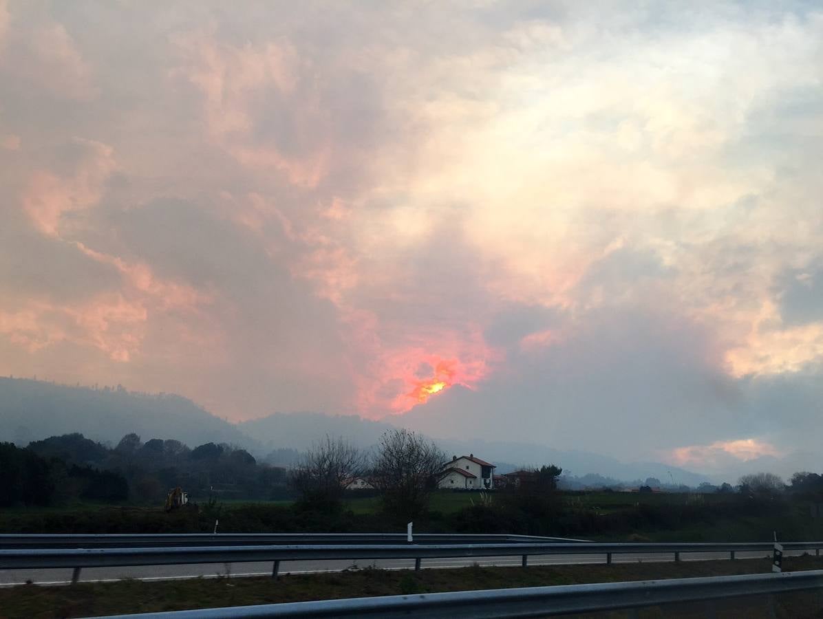 El fuego, de Asturias al País Vasco, por la autovía del Cantábrico