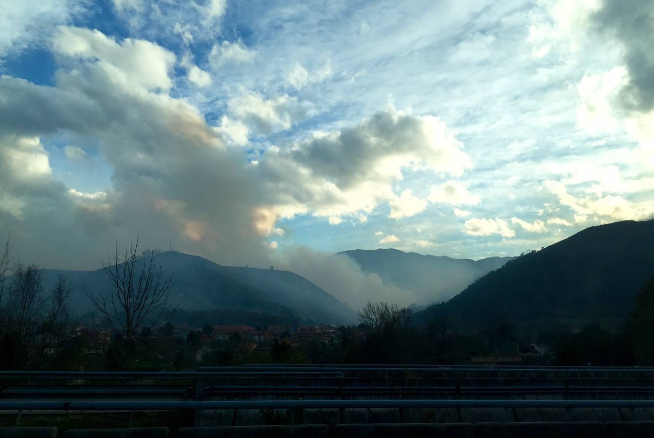 El fuego, de Asturias al País Vasco, por la autovía del Cantábrico