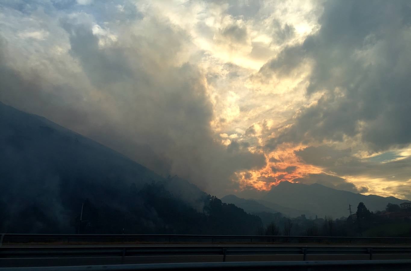 El fuego, de Asturias al País Vasco, por la autovía del Cantábrico