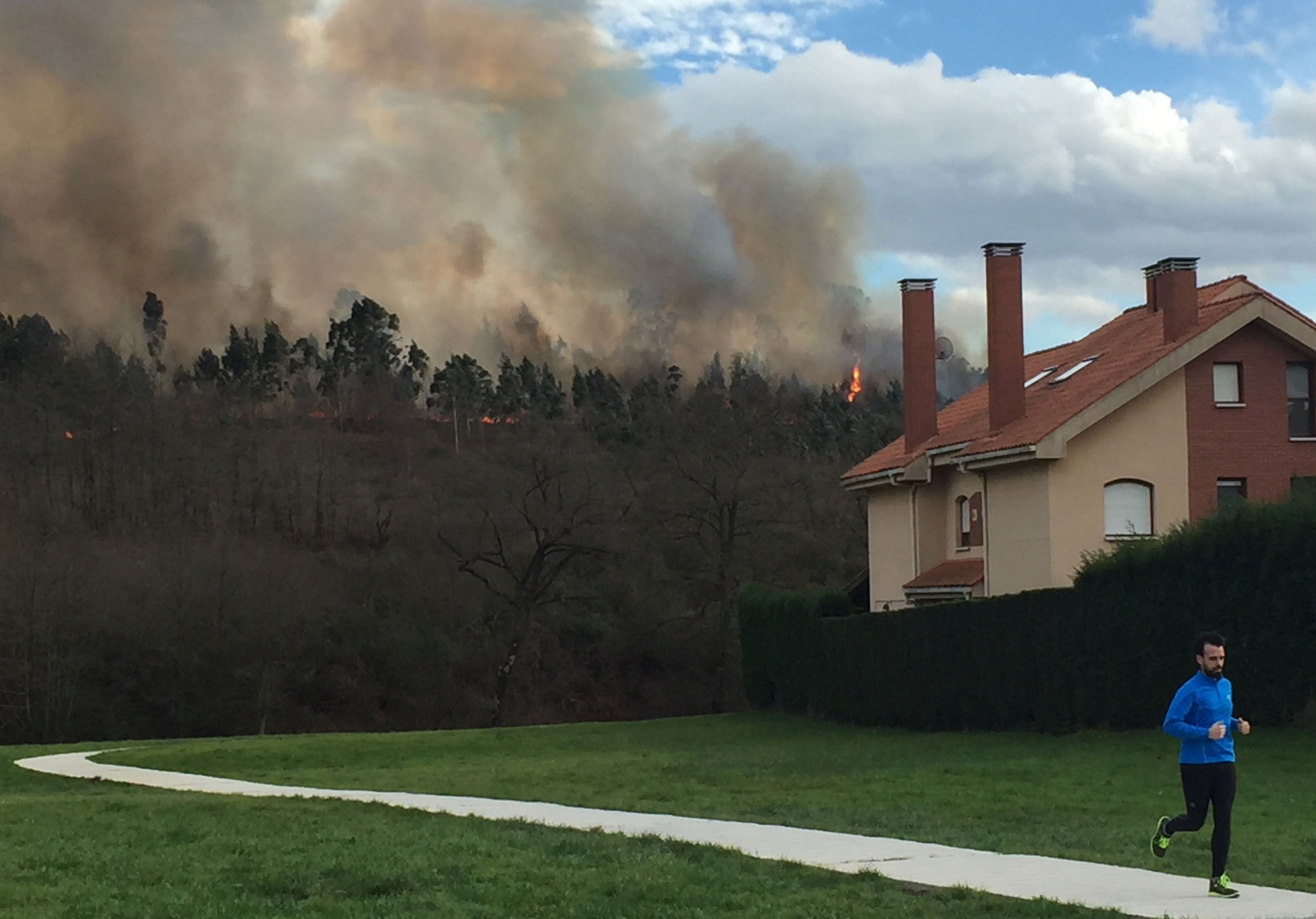 Bomberos y vecinos se arman contra el fuego