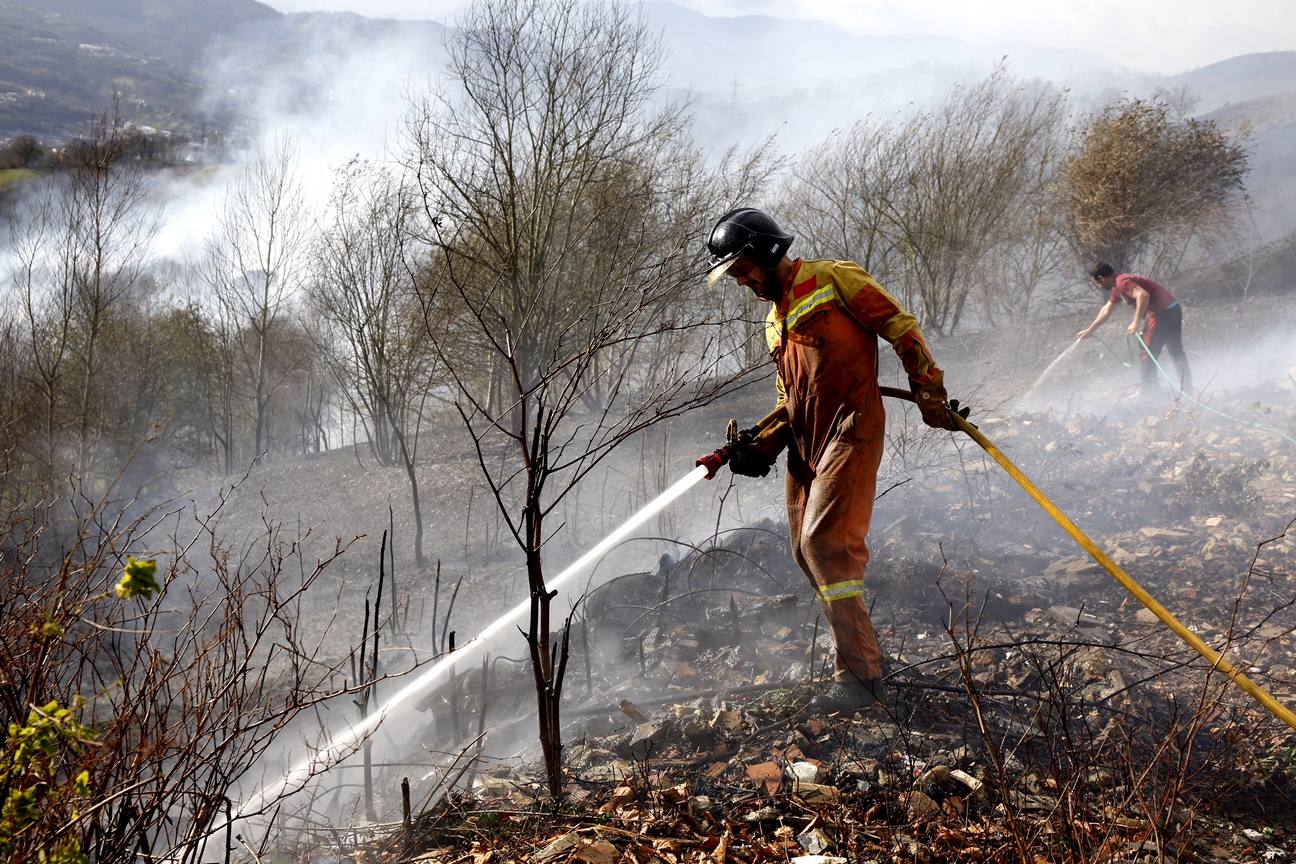 Bomberos y vecinos se arman contra el fuego