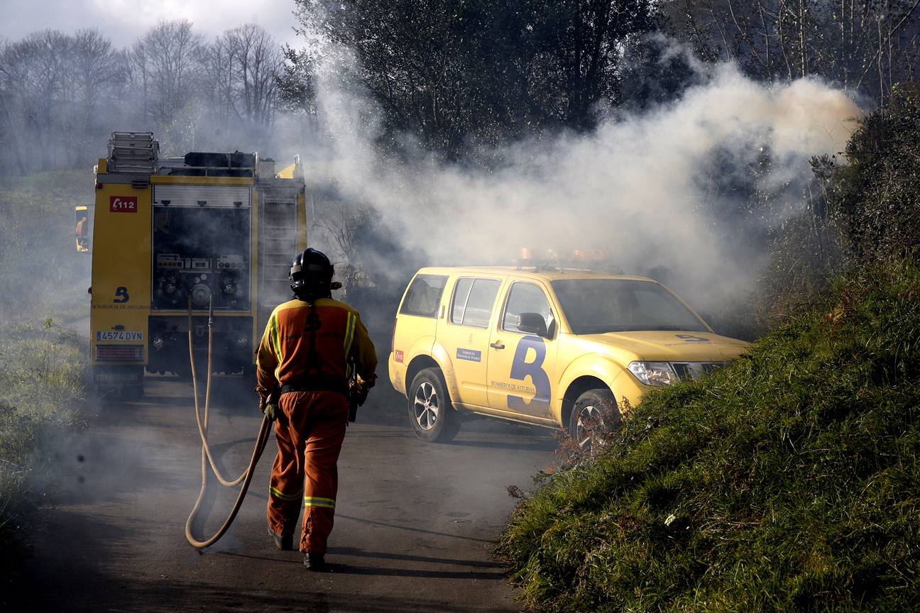 Bomberos y vecinos se arman contra el fuego