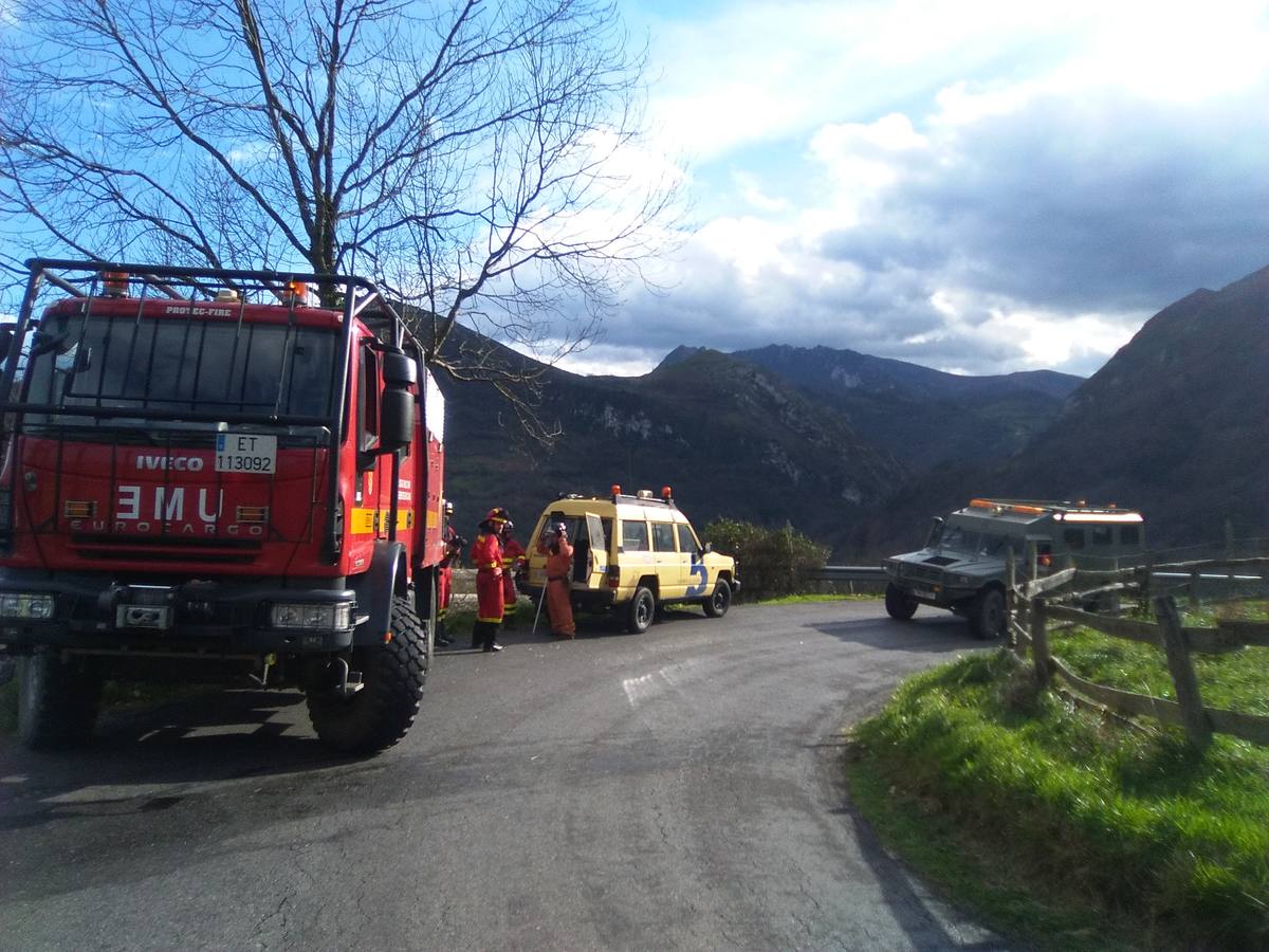 Bomberos y vecinos se arman contra el fuego