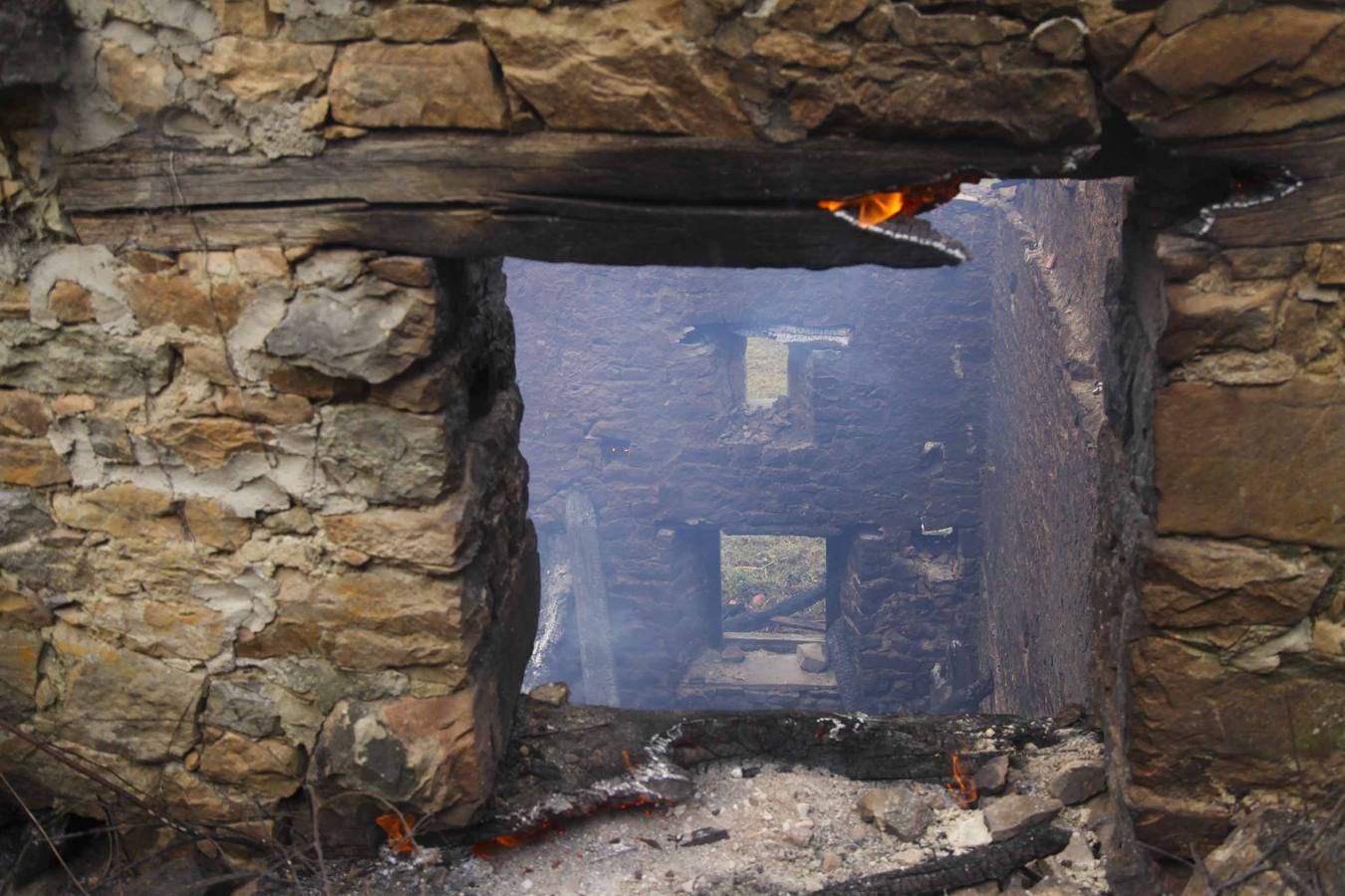 Los daños del fuego en Ponga