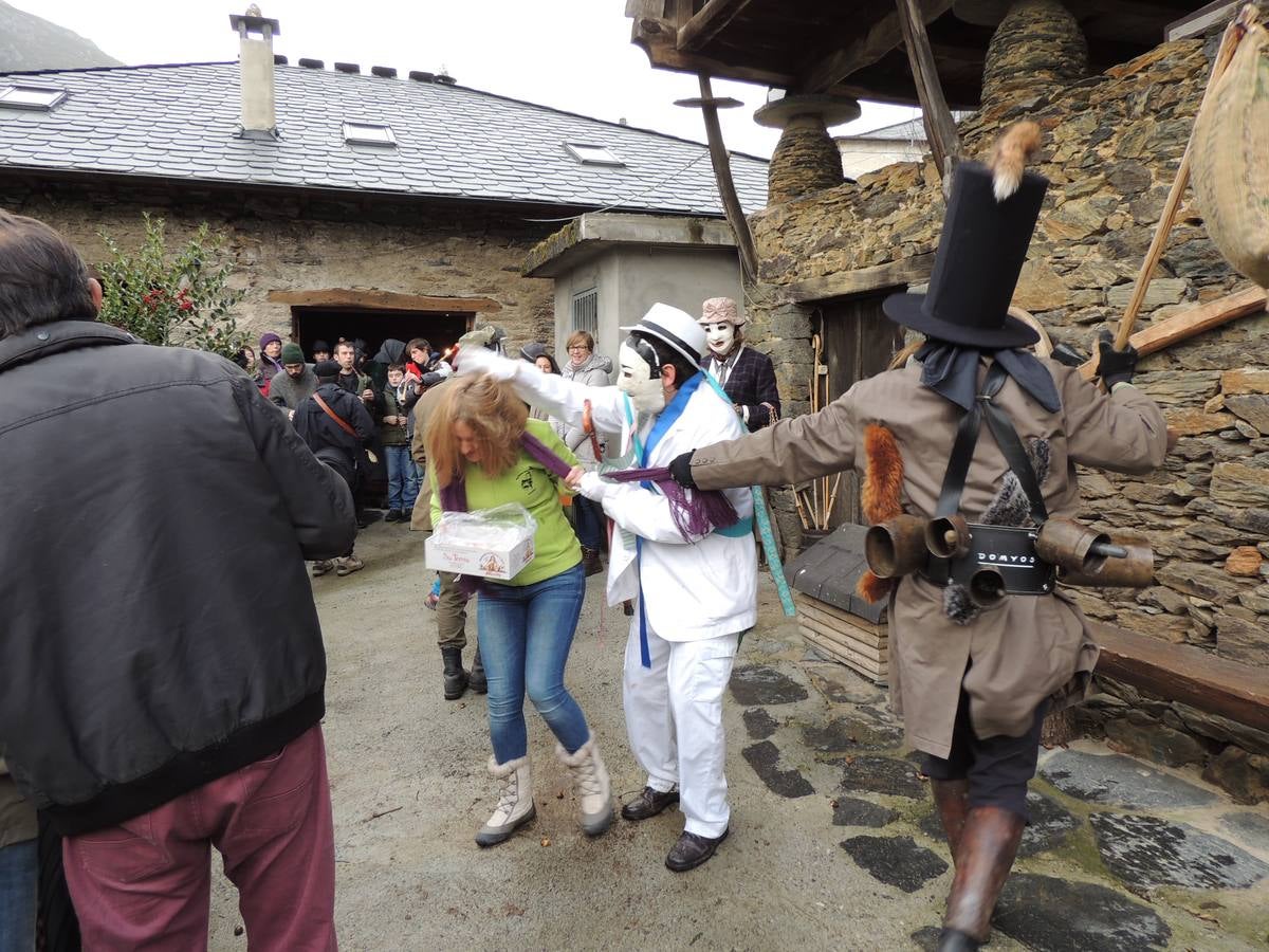 Os Reises llevan sus bailes a los pueblos del Valledor