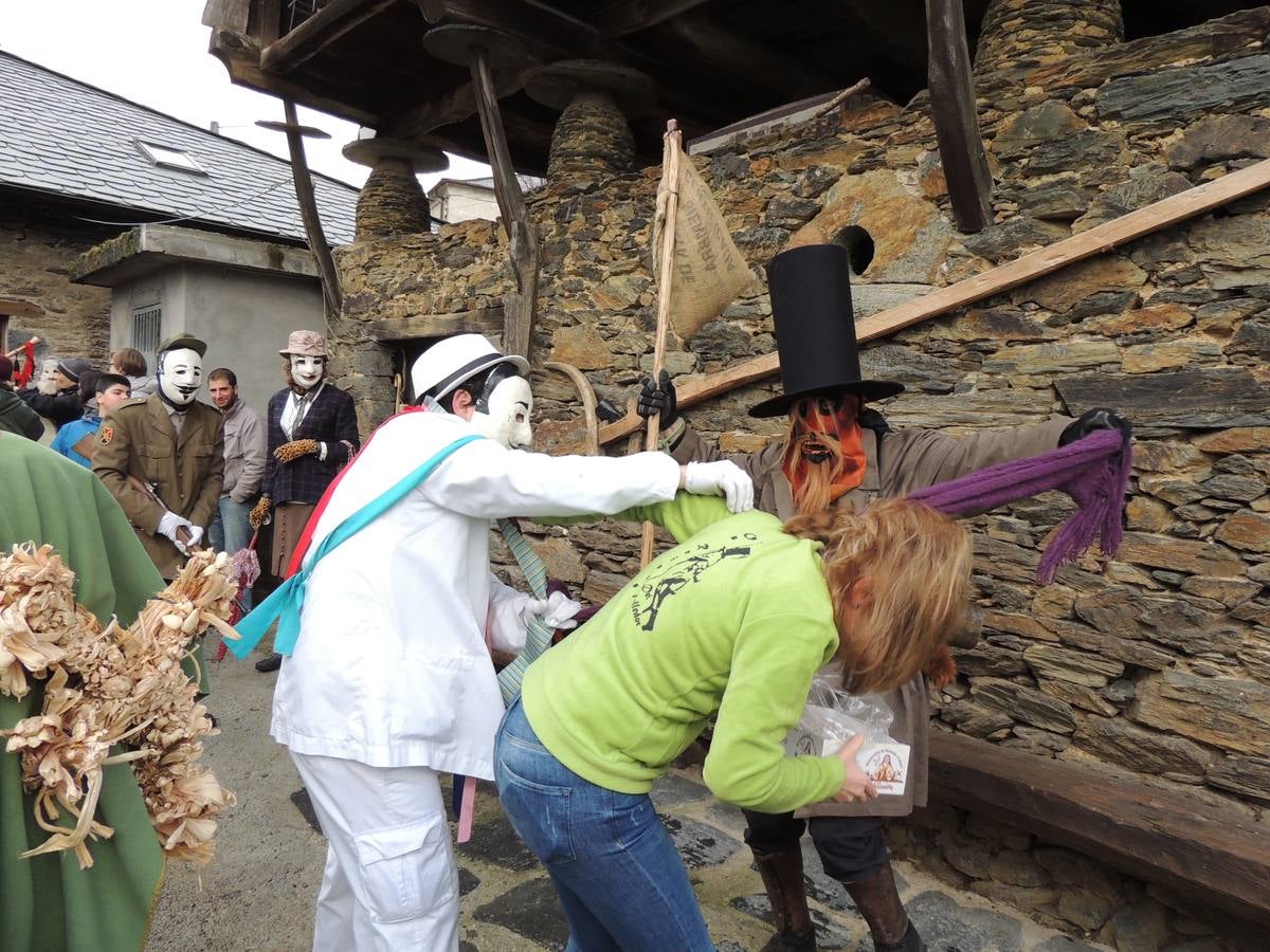 Os Reises llevan sus bailes a los pueblos del Valledor