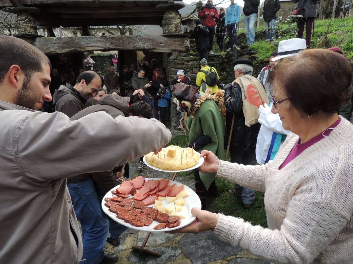 Os Reises llevan sus bailes a los pueblos del Valledor