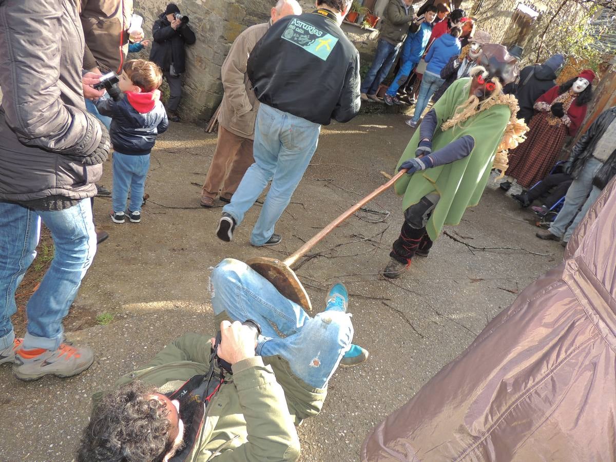 Os Reises llevan sus bailes a los pueblos del Valledor