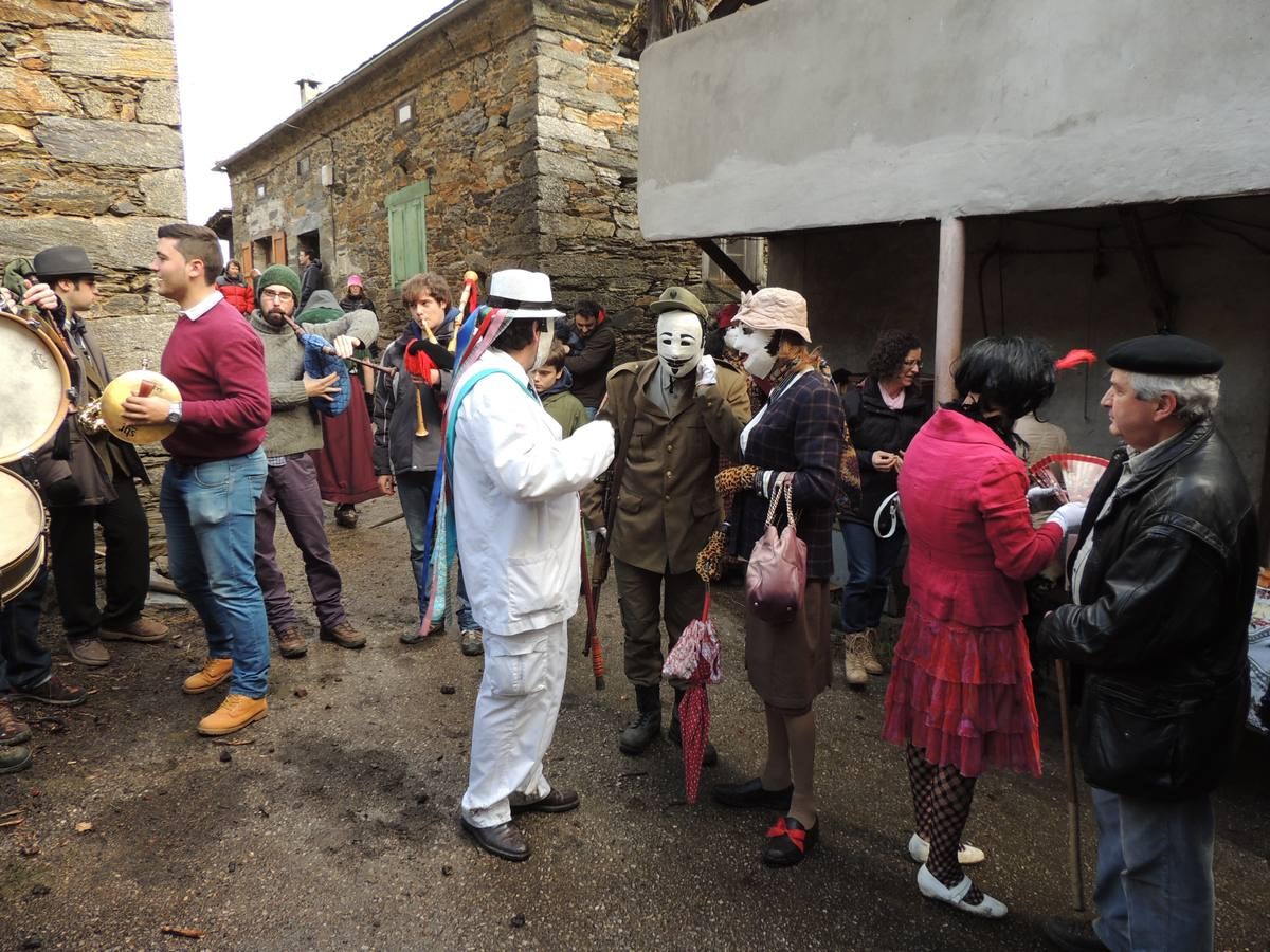 Os Reises llevan sus bailes a los pueblos del Valledor