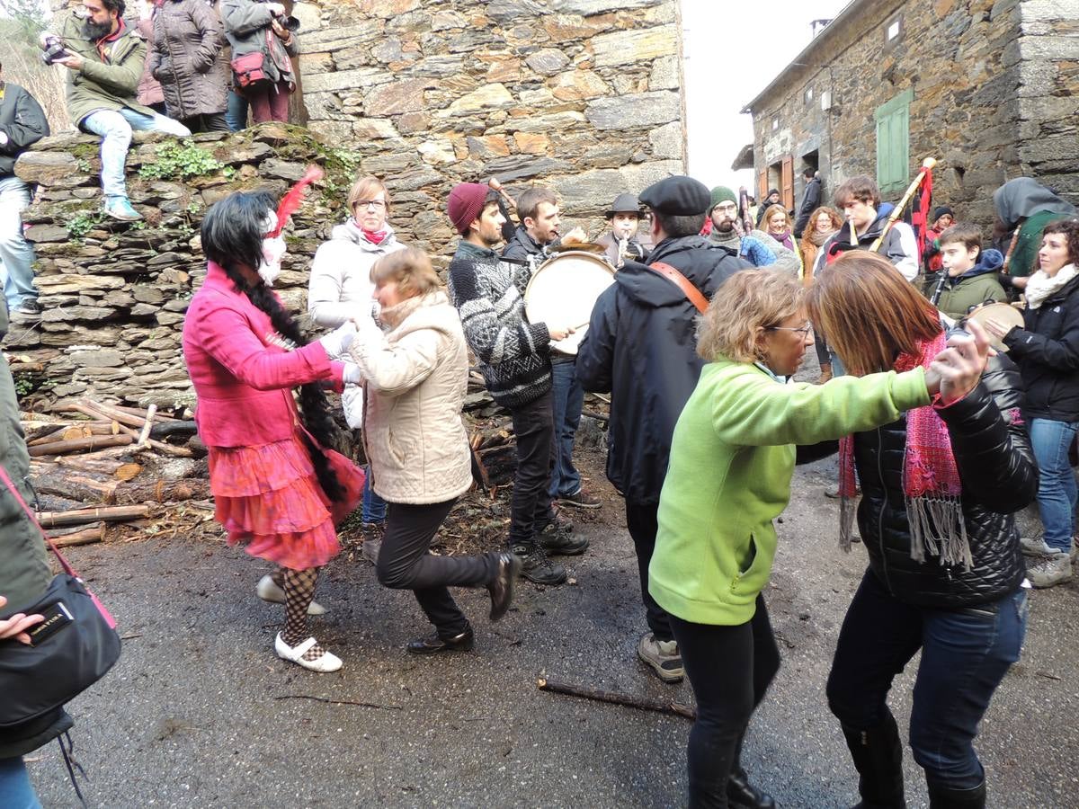 Os Reises llevan sus bailes a los pueblos del Valledor