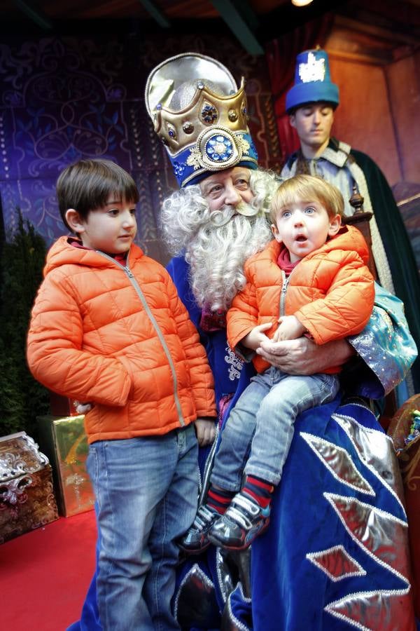 El brindis de los Reyes Magos con el Gobierno local de Oviedo, en imágenes