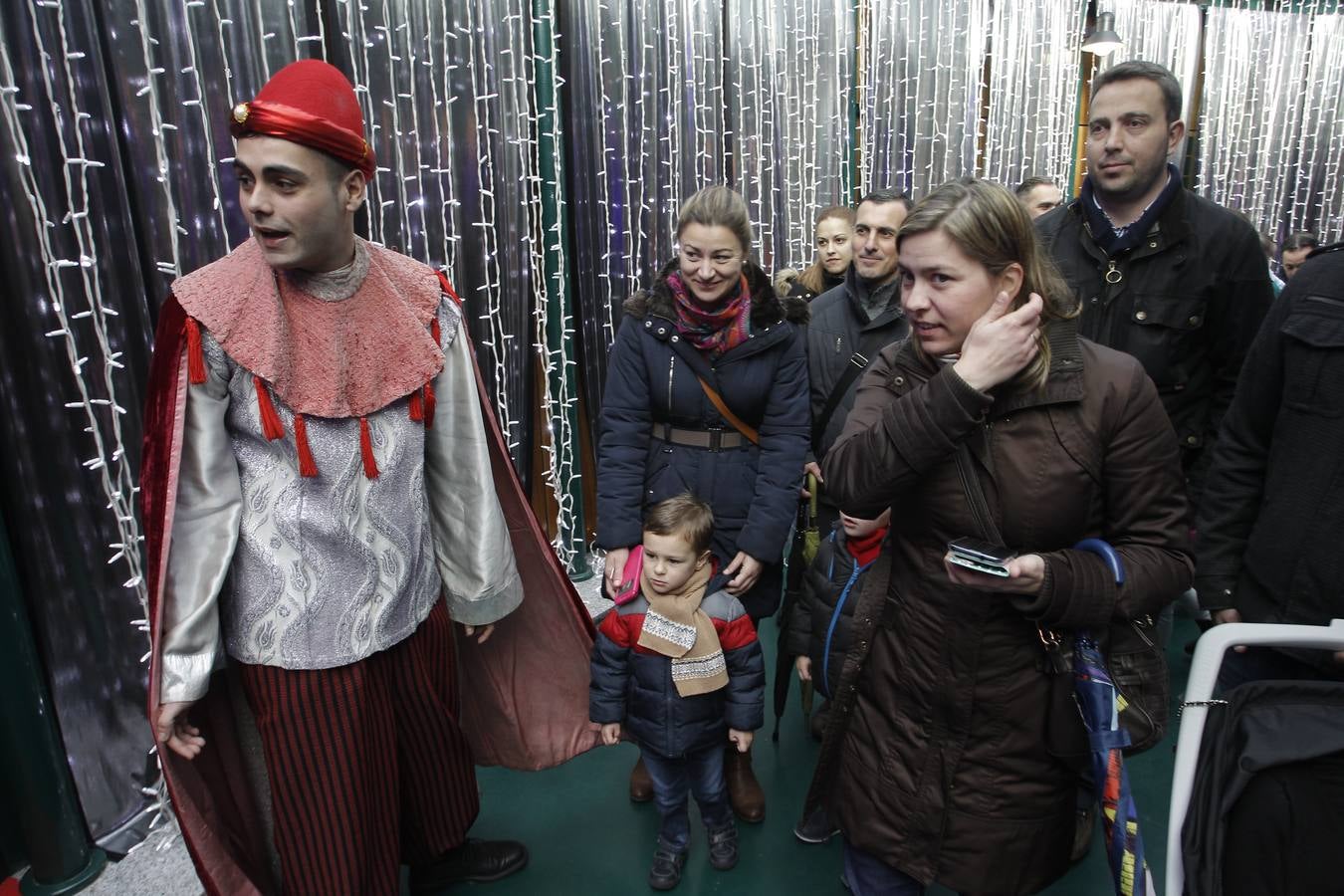 El brindis de los Reyes Magos con el Gobierno local de Oviedo, en imágenes