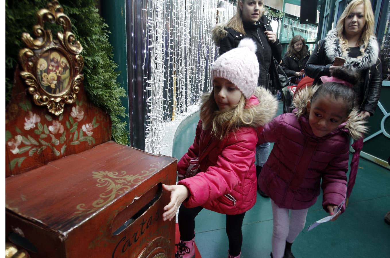 El brindis de los Reyes Magos con el Gobierno local de Oviedo, en imágenes
