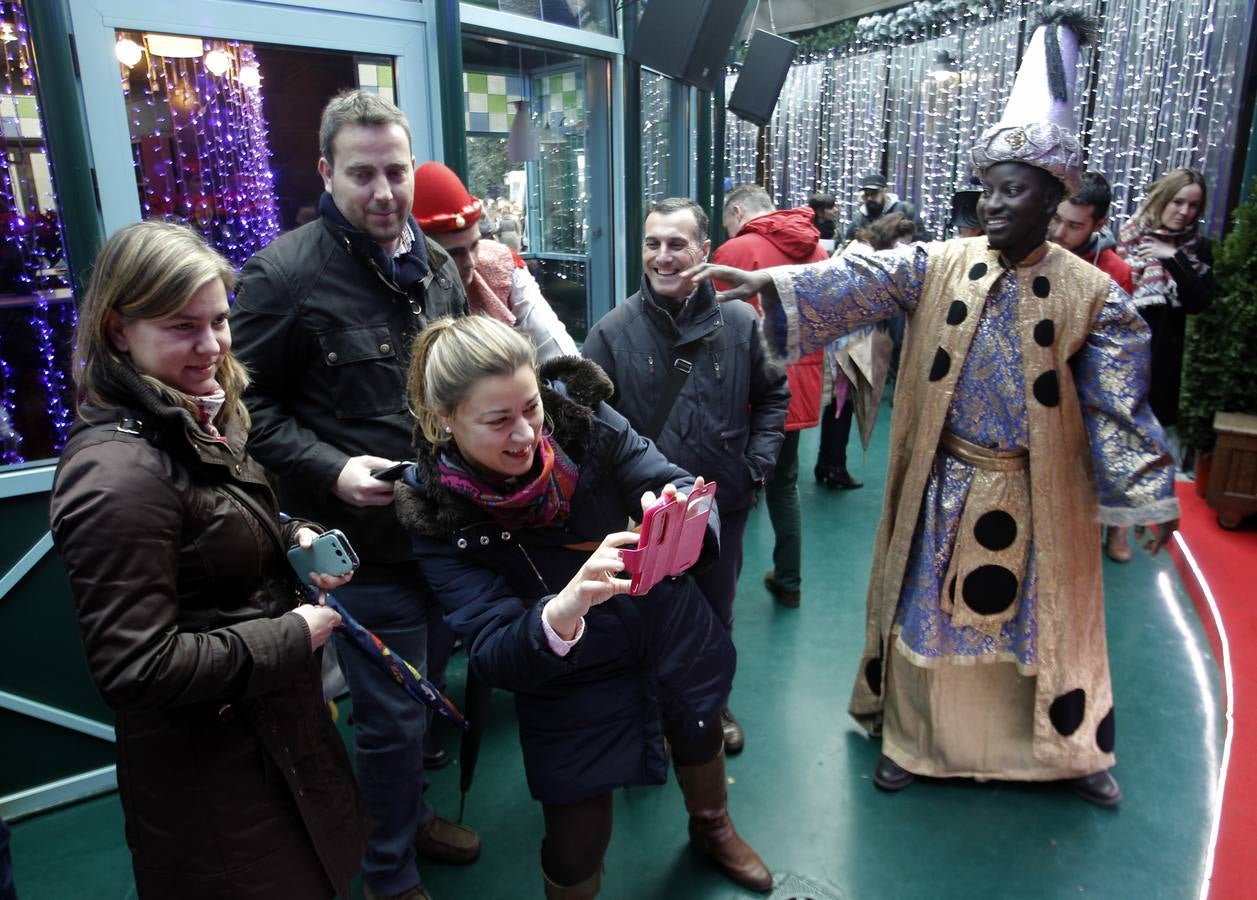 El brindis de los Reyes Magos con el Gobierno local de Oviedo, en imágenes