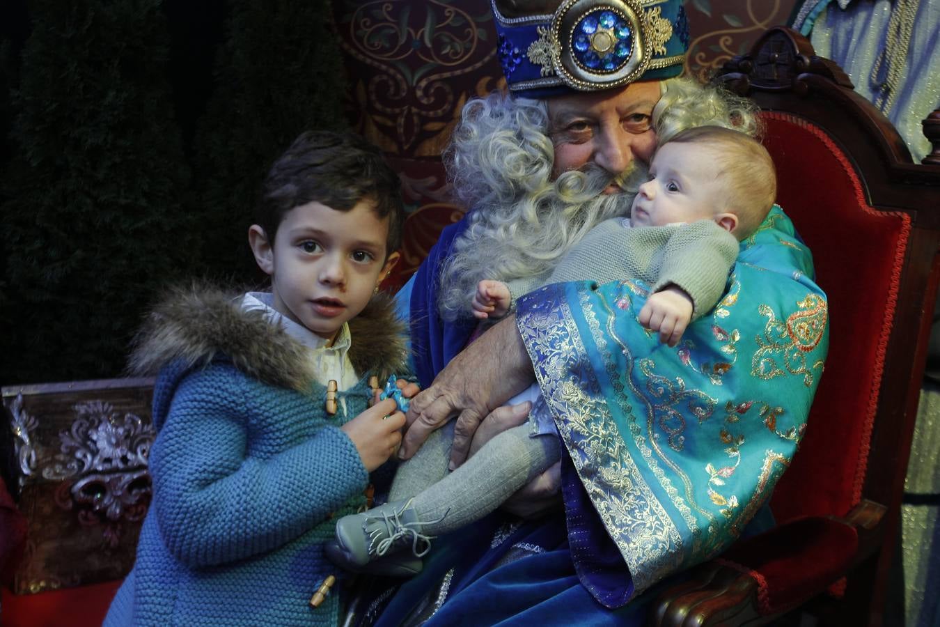 El brindis de los Reyes Magos con el Gobierno local de Oviedo, en imágenes