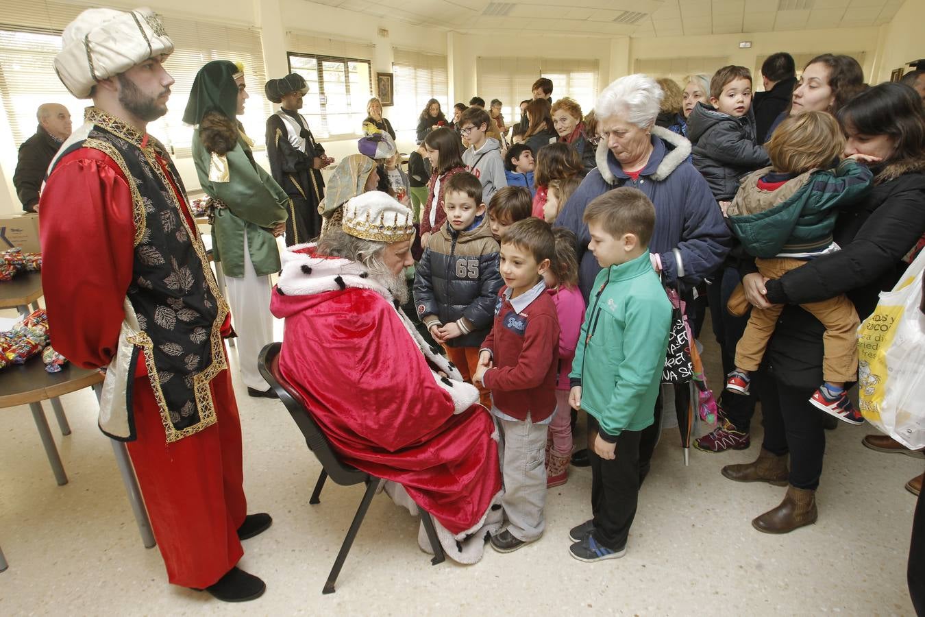 El brindis de los Reyes Magos con el Gobierno local de Oviedo, en imágenes