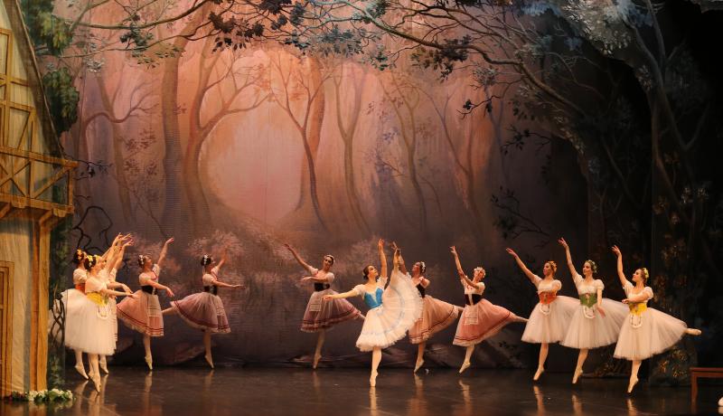 Giselle llena el Teatro Jovellanos de Gijón