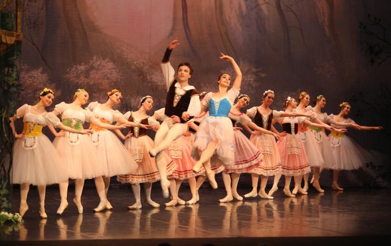 Giselle llena el Teatro Jovellanos de Gijón