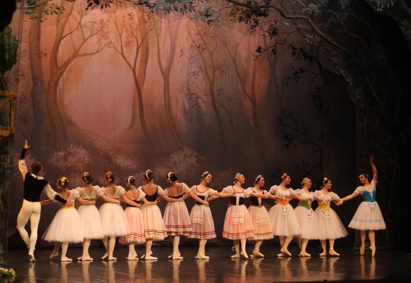 Giselle llena el Teatro Jovellanos de Gijón