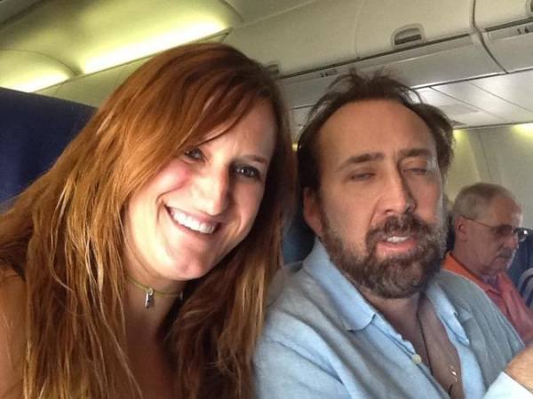 Nicholas Cage quizás quería dormir en el avión antes que  hacerse esta foto.