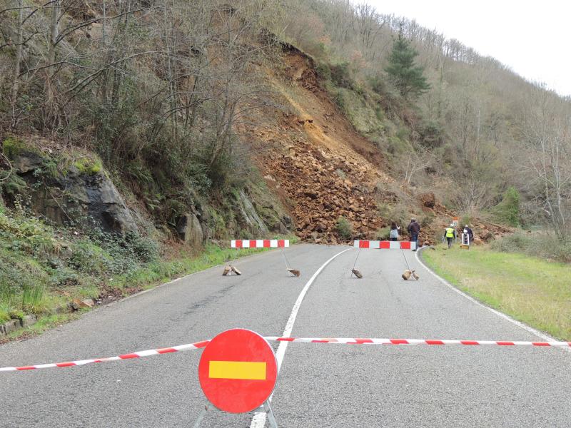 Un argayo mantiene cortada la AS-14, en el tramo entre Puente del Infierno y Pola de Allande