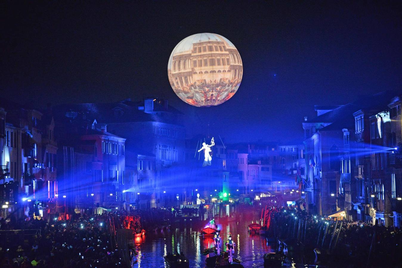 Desfile de góndolas para abrir el Carnaval de Venecia