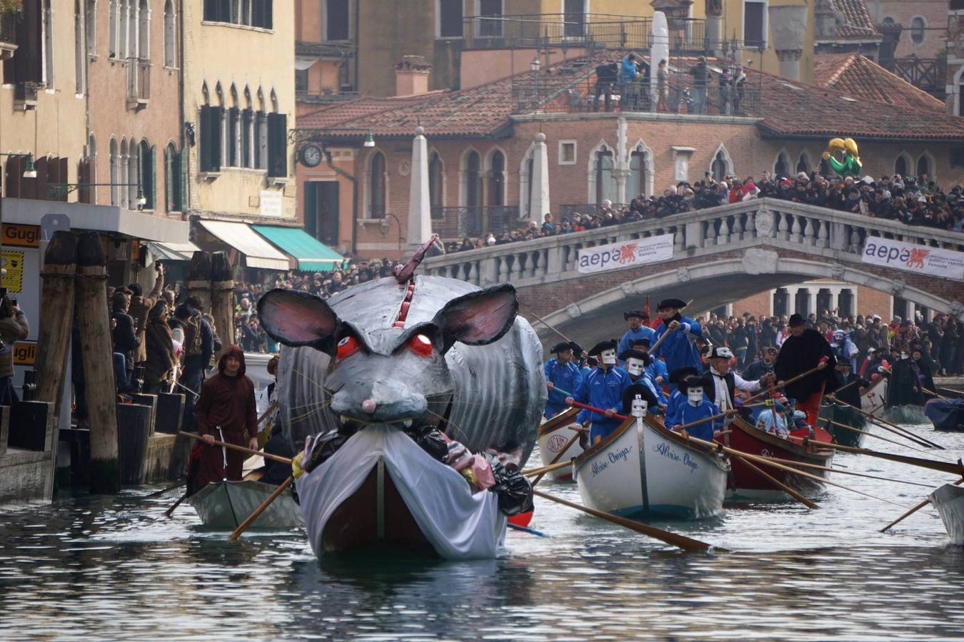 Desfile de góndolas para abrir el Carnaval de Venecia