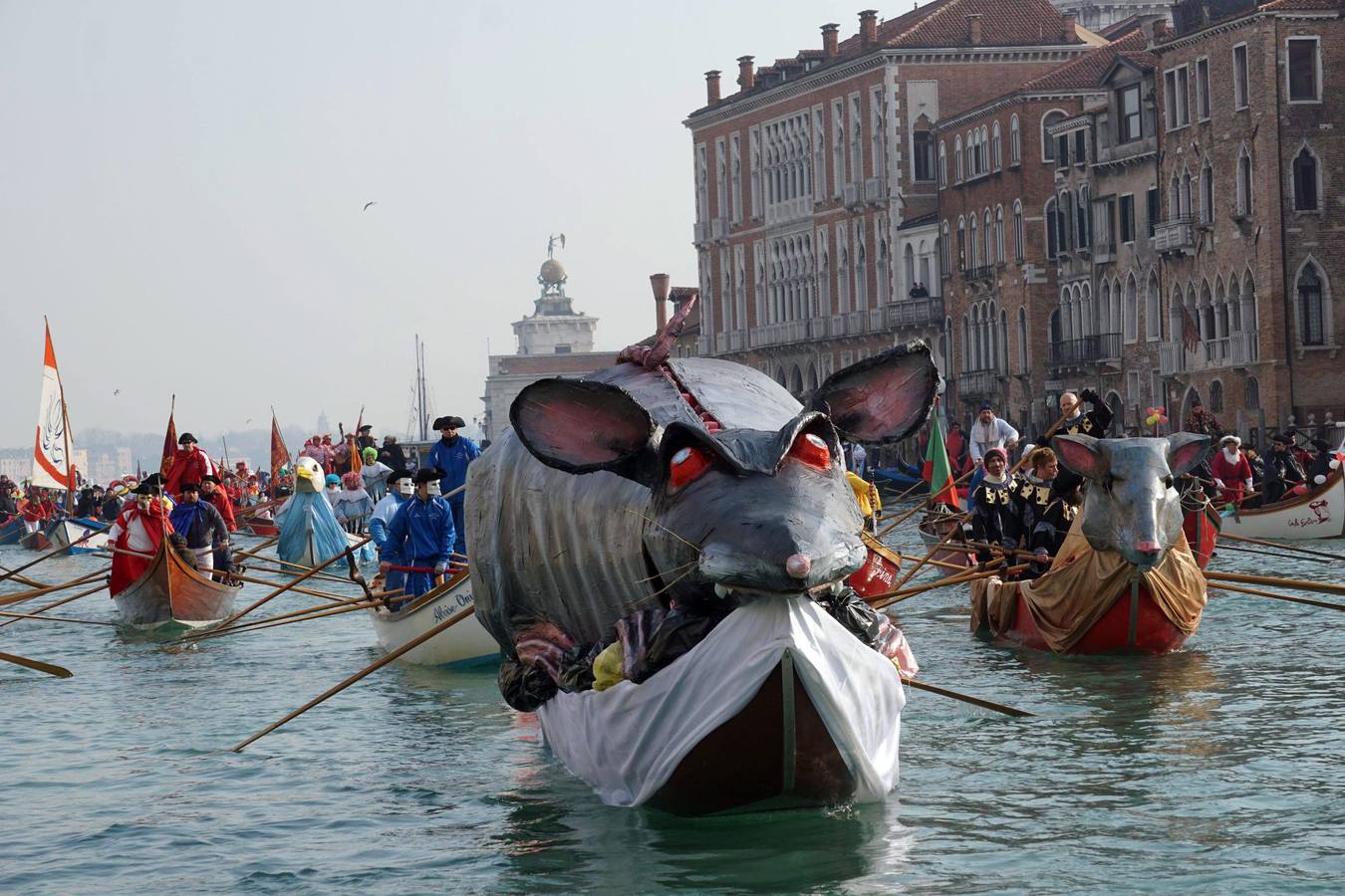Desfile de góndolas para abrir el Carnaval de Venecia